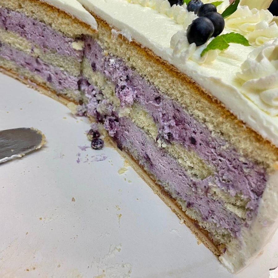 Angeschnittene Blaubeer-Sahnetorte