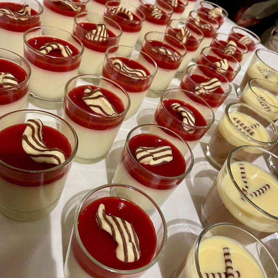 Dessertgläser mit Panna Cotta für eine größere Feier