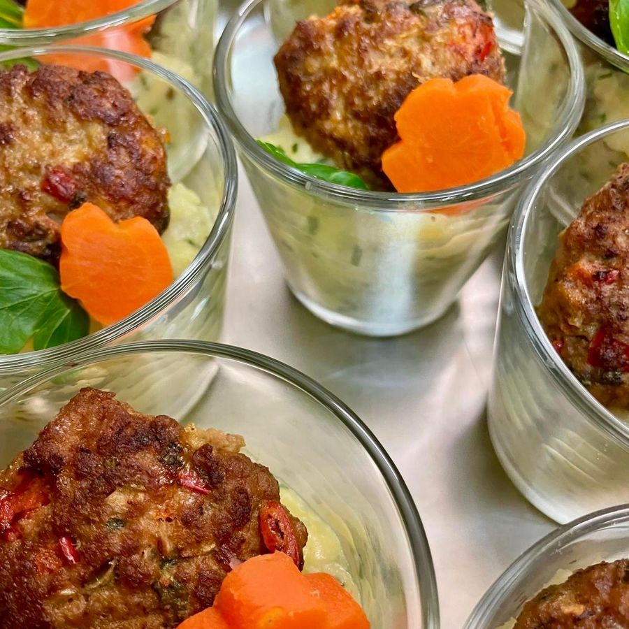 Frikadellen mit Kartoffelsalat im Glas als Fingerfood