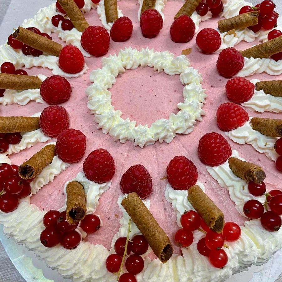 Himbeertorte mit frischen Beeren