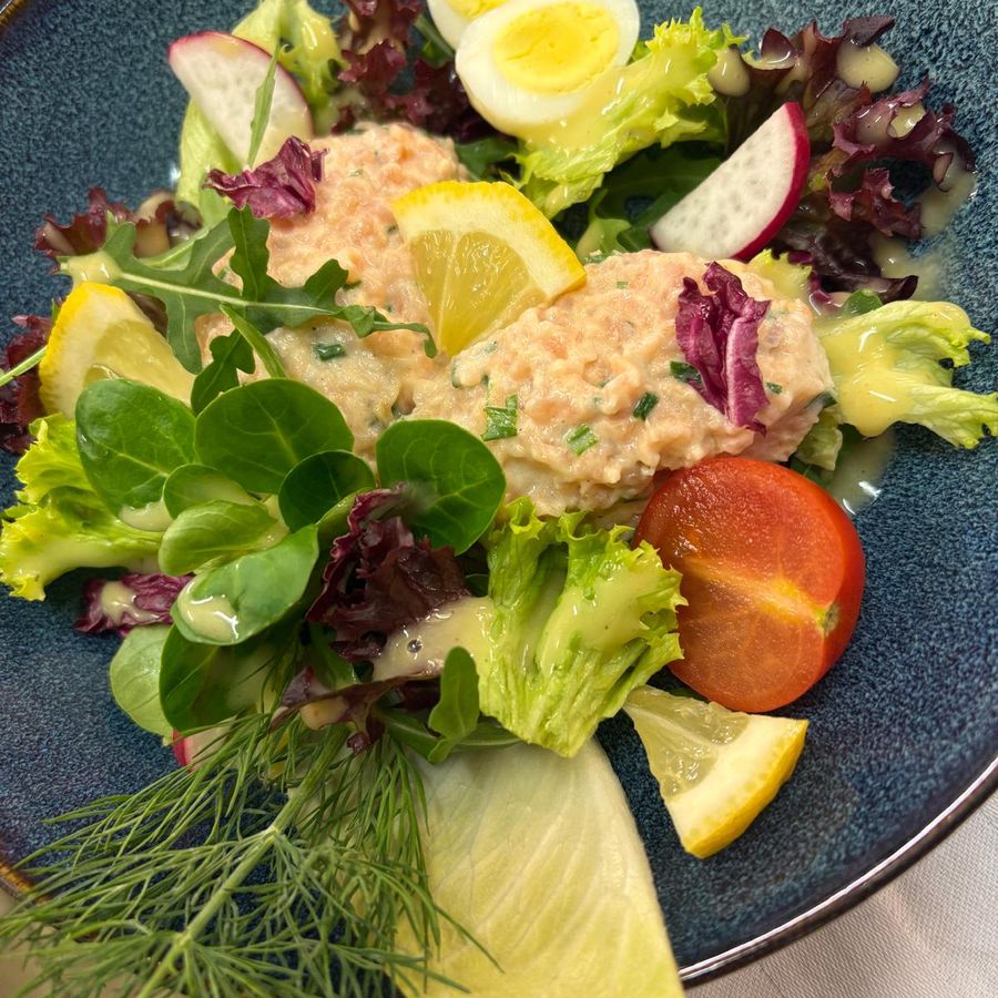 Lachstatar auf Blattsalat mit Ei
