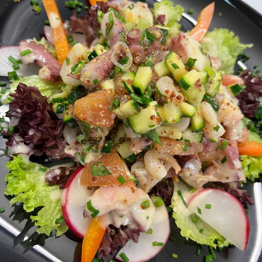 Meeresfrüchtesalat mit Radieschen und Paprika