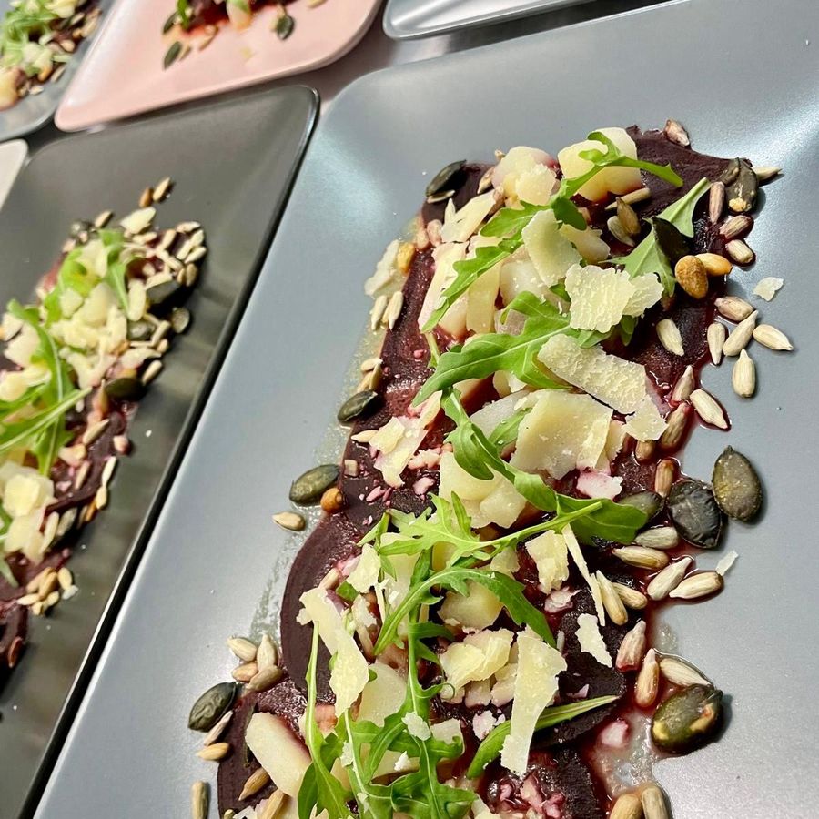 Rote-Bete-Carpaccio mit Parmesan und Rucola