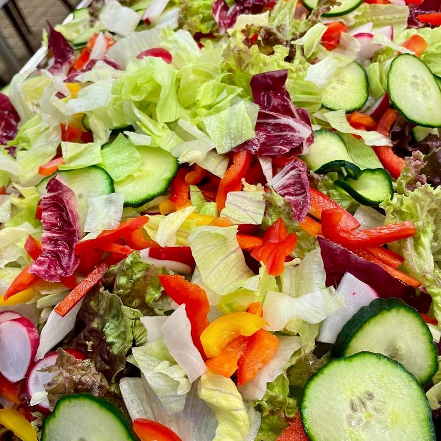 Frischer Beilagensalat mit Radieschen, Gurke und Paprika