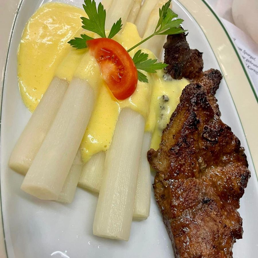 Weißer Spargel mit Sauce Hollandaise und gebratenem Fleisch